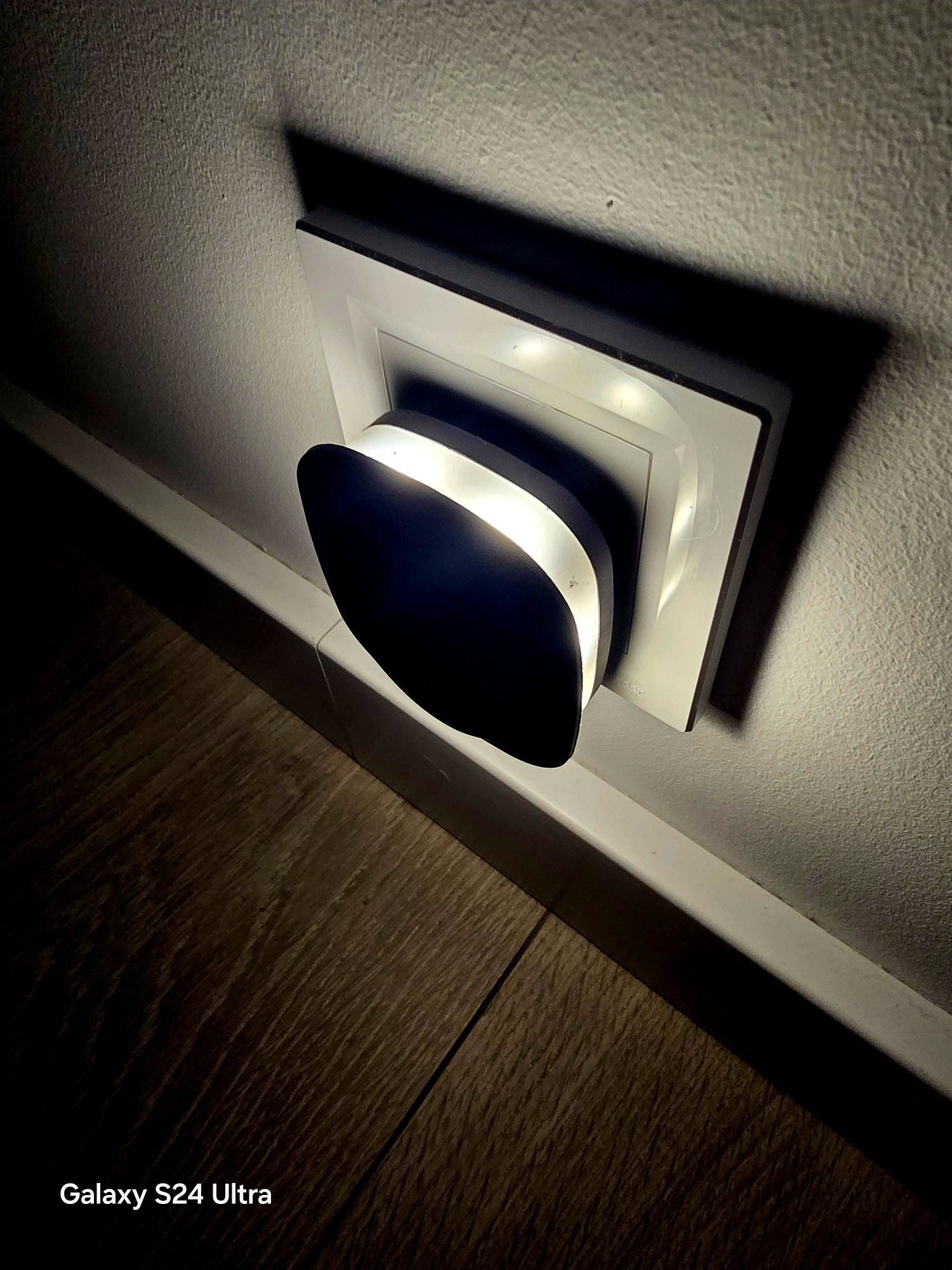 Lampka nocna z czujnikiem Led Nowa.