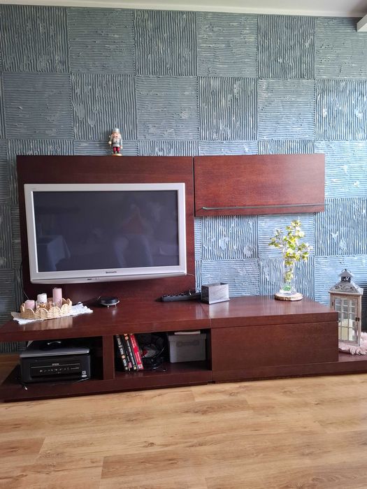 Meble ciemne z  drewna