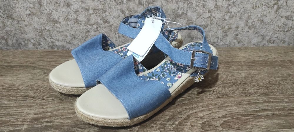 Продам нові босоніжки.