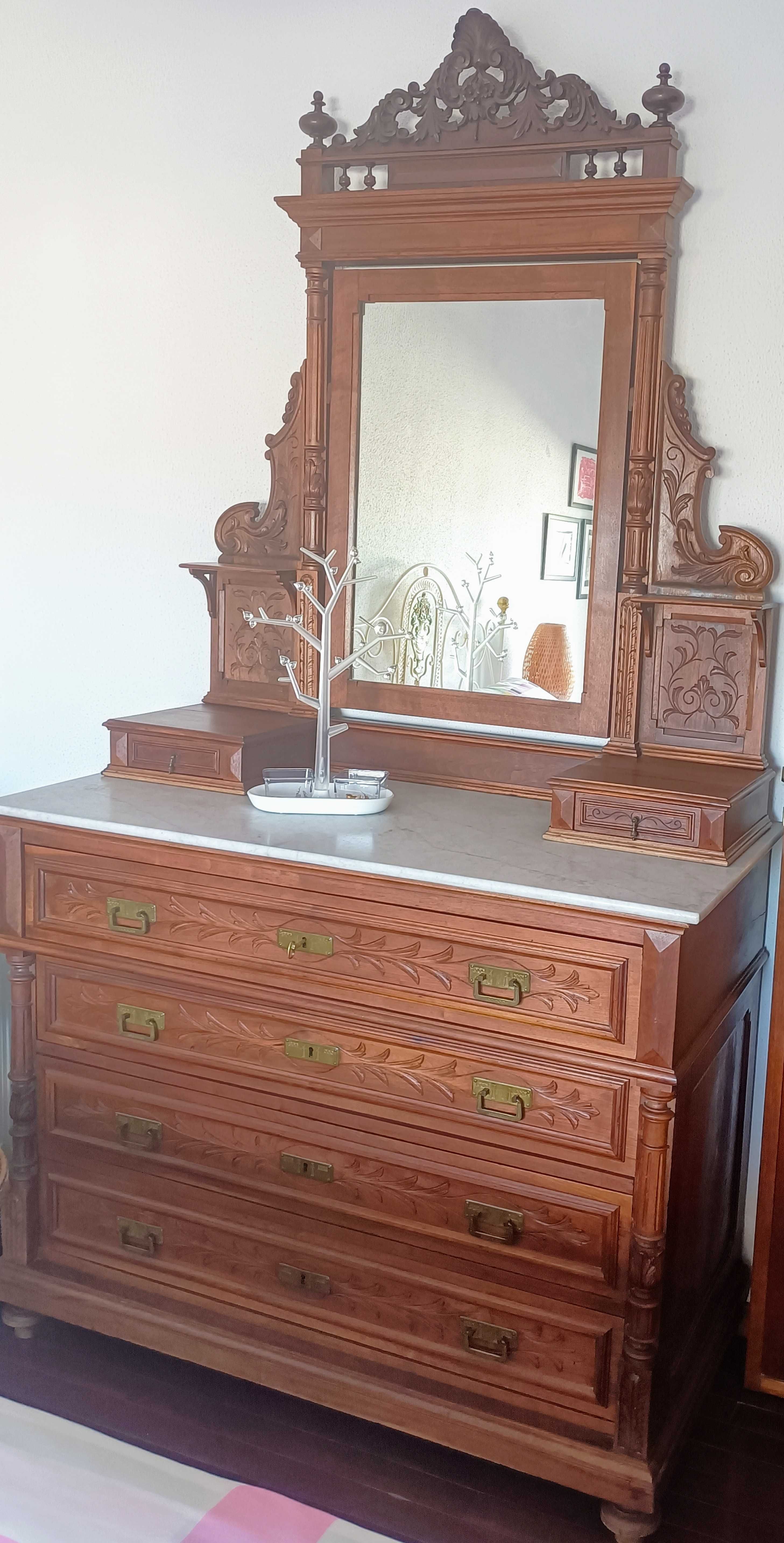 Cómoda antiga com alçado / toucador em bom estado