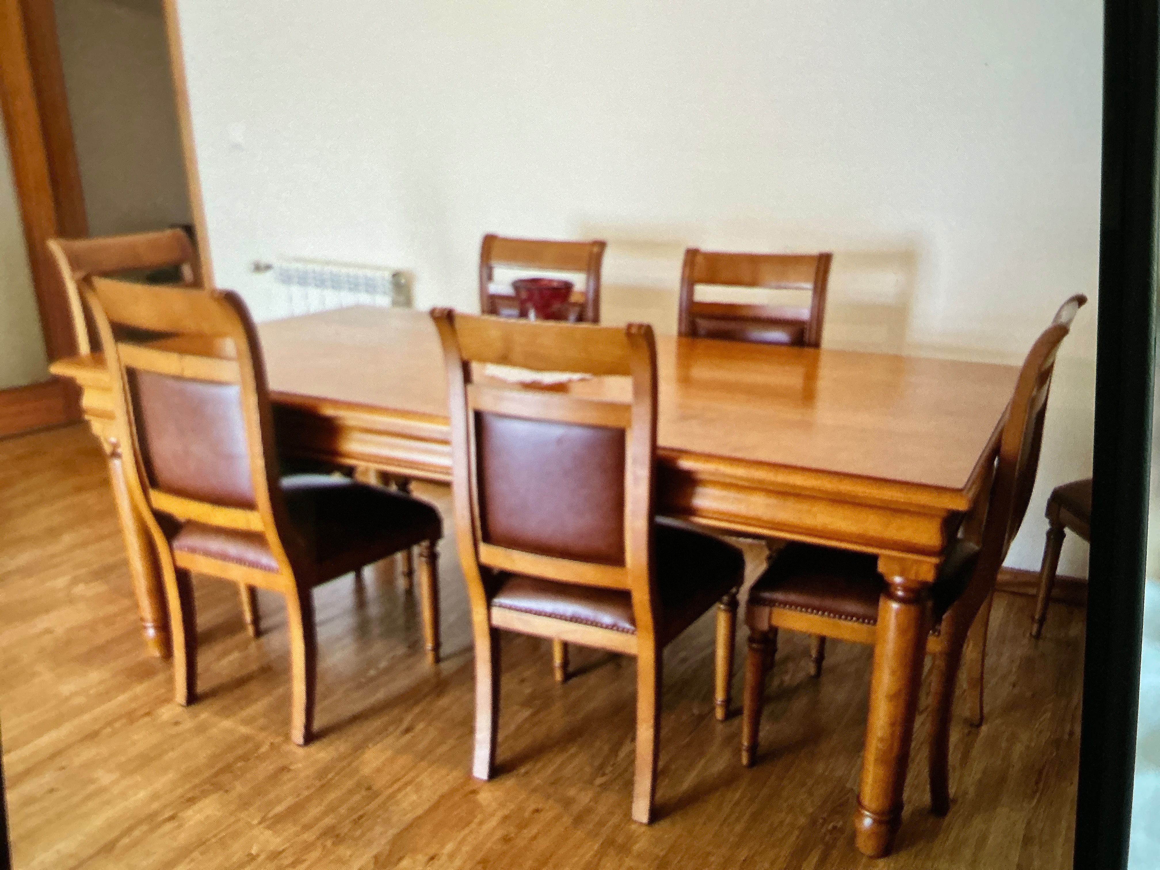 Mesa de sala de jantar com oito cadeiras