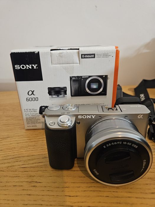 Aparat Sony A6000 z trzema obiektywami i akcesoriami