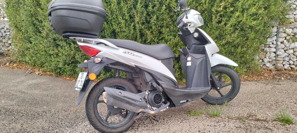 Suzuki Adress 125 com top case