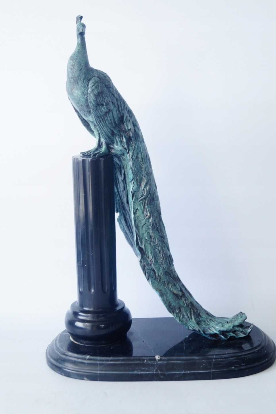 Figura z brązu rzeźba PAW NA KOLUMNIE Rajski ptak