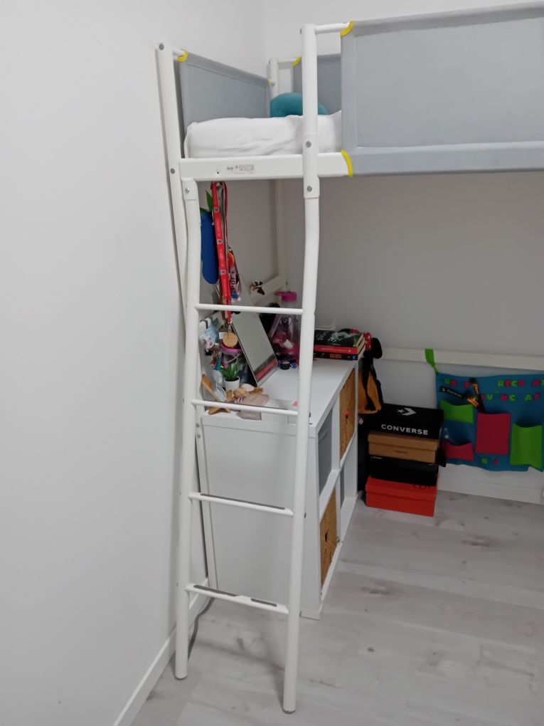 Cama alta Ikea com escrivaninha