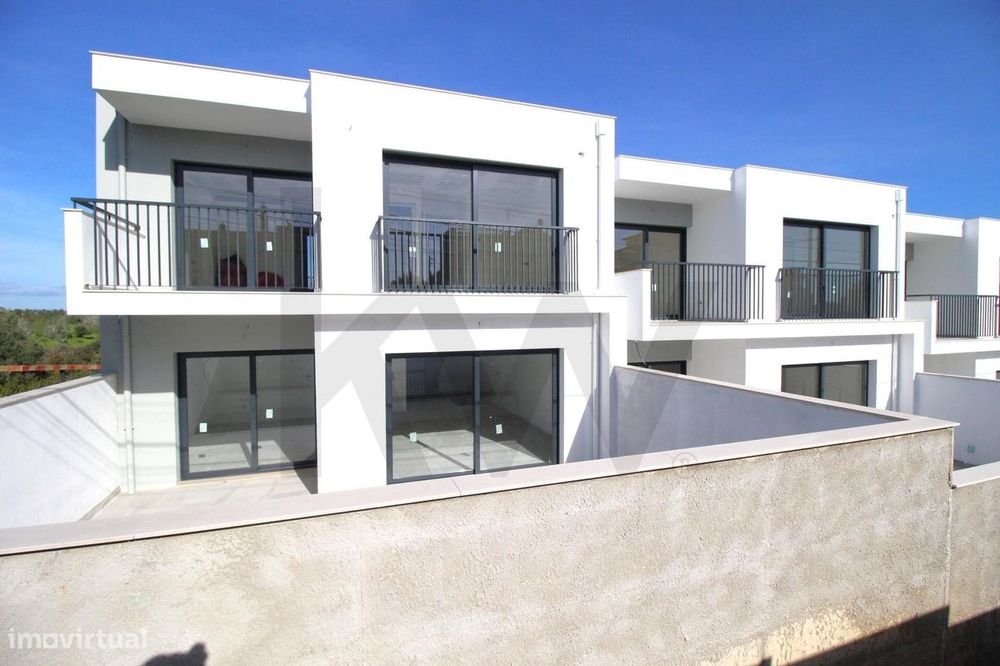 Moradia T3, Nova, Contemporânea, Perto Da Praia, Garagem, Armação De P