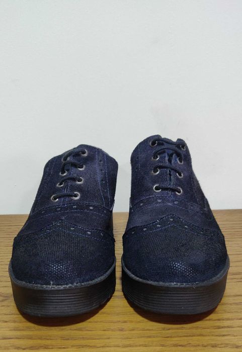 Sapatos azuis em pele camurça