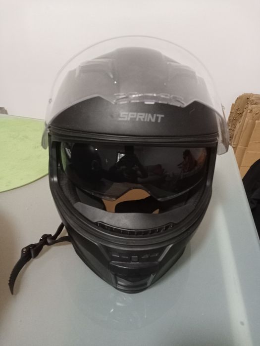 Capacete preto, com viseira para o sol