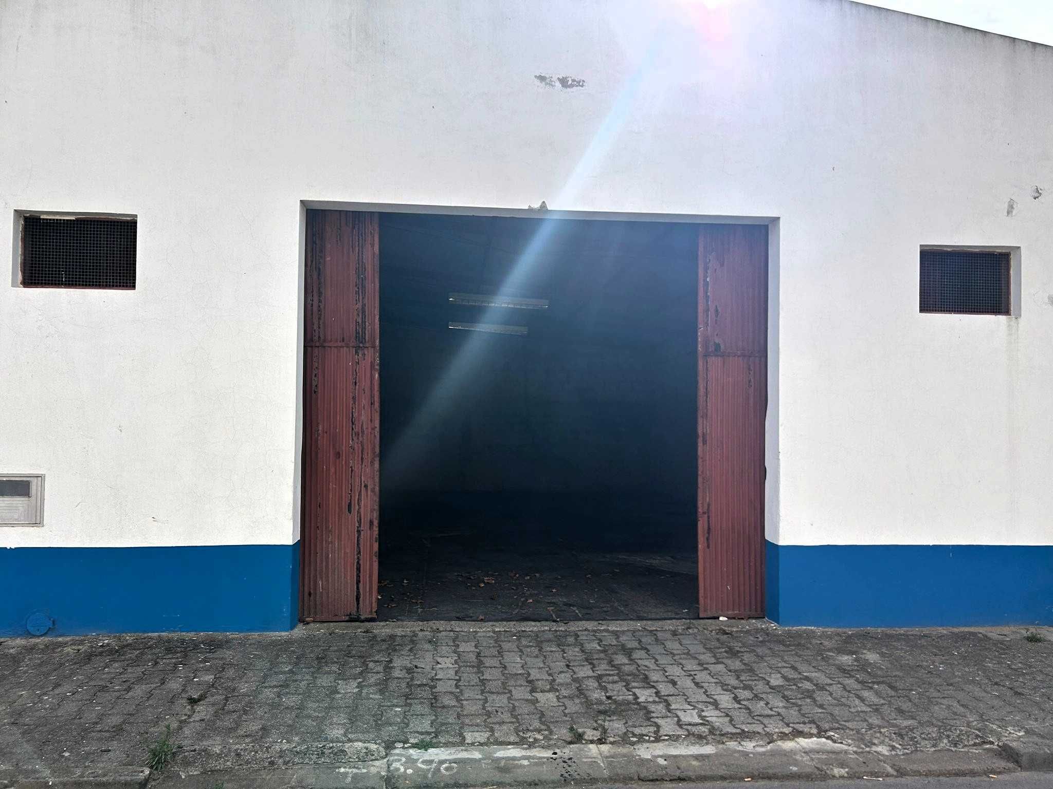 Aluga-se Conjunto de Armazéns Amplos Perto do Centro de Grândola