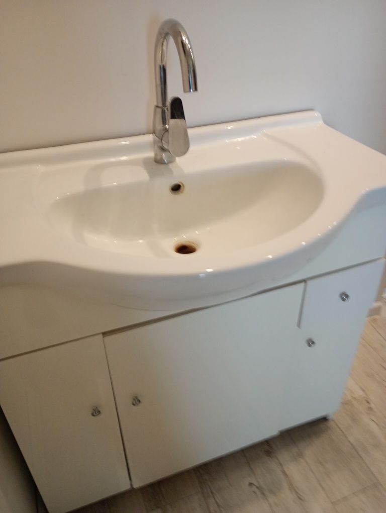 Umywalka łazienkowa ceramiczna z baterią i szafką