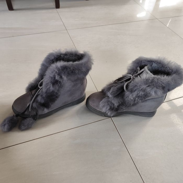 Buty szare na koturnie wiązane roz 38, ocieplane.