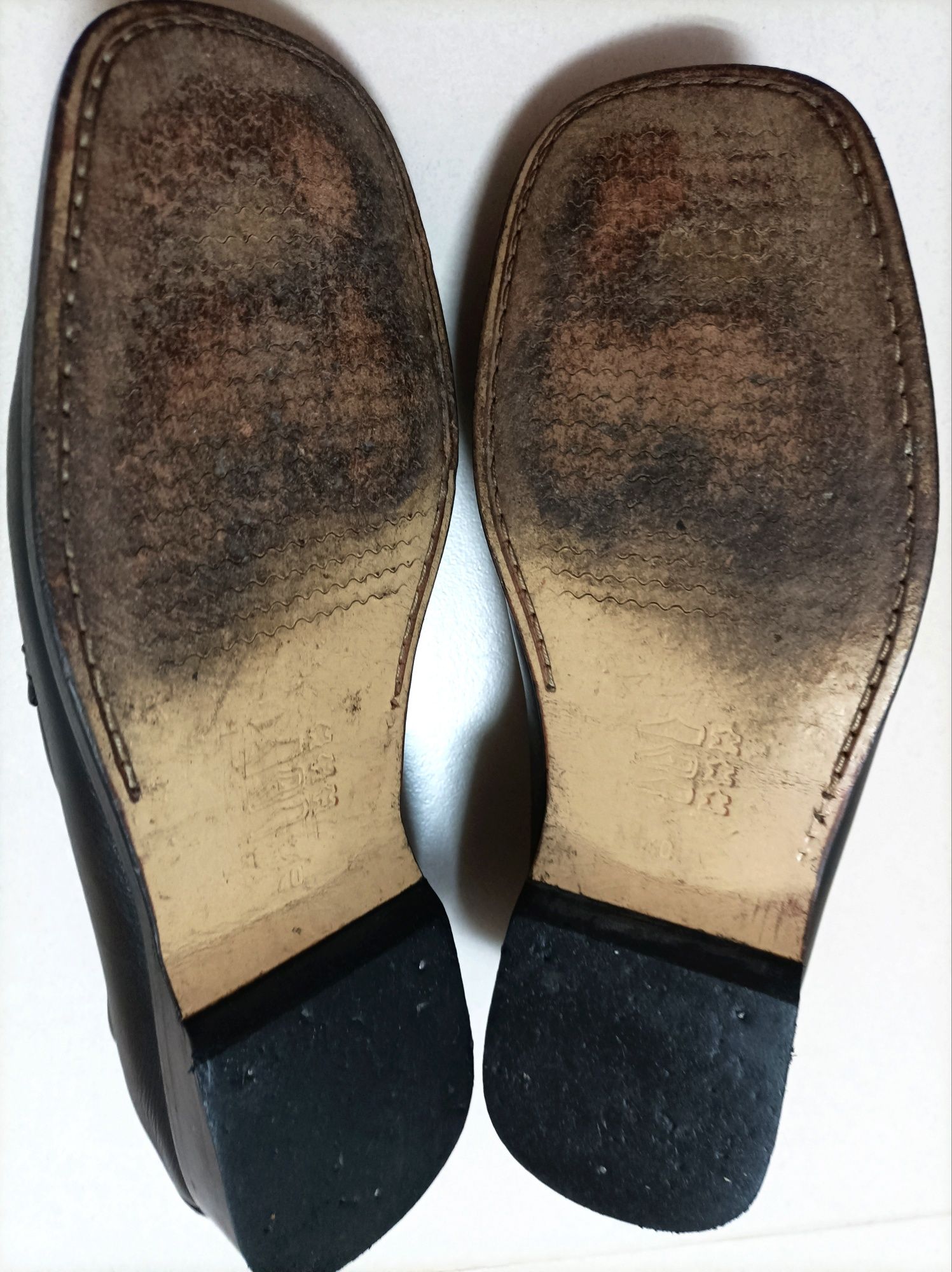 Sapatos pretos em pele genuína marca Triunfo (Tam. 40)