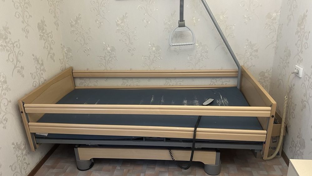 Продам багатофункціональне ліжко з автоматичним підйомом для лежачих.