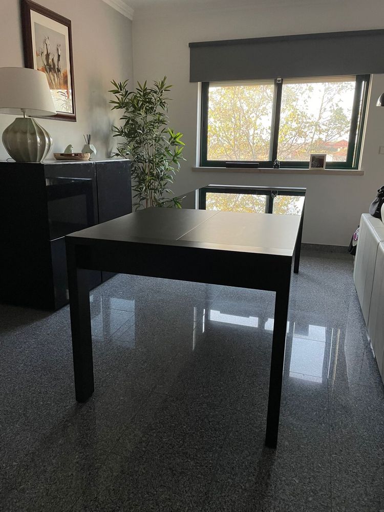 Mesa castanha de madeira maciça