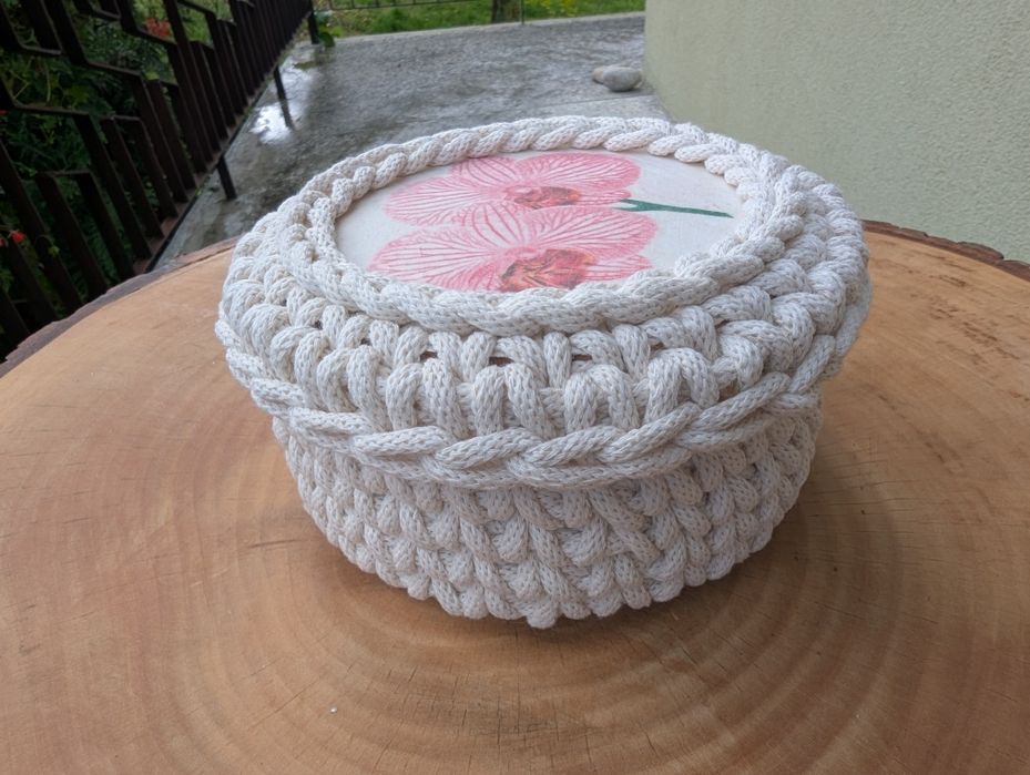 Białe pudełeczko ze storczykiem rękodzieło na biżuterię