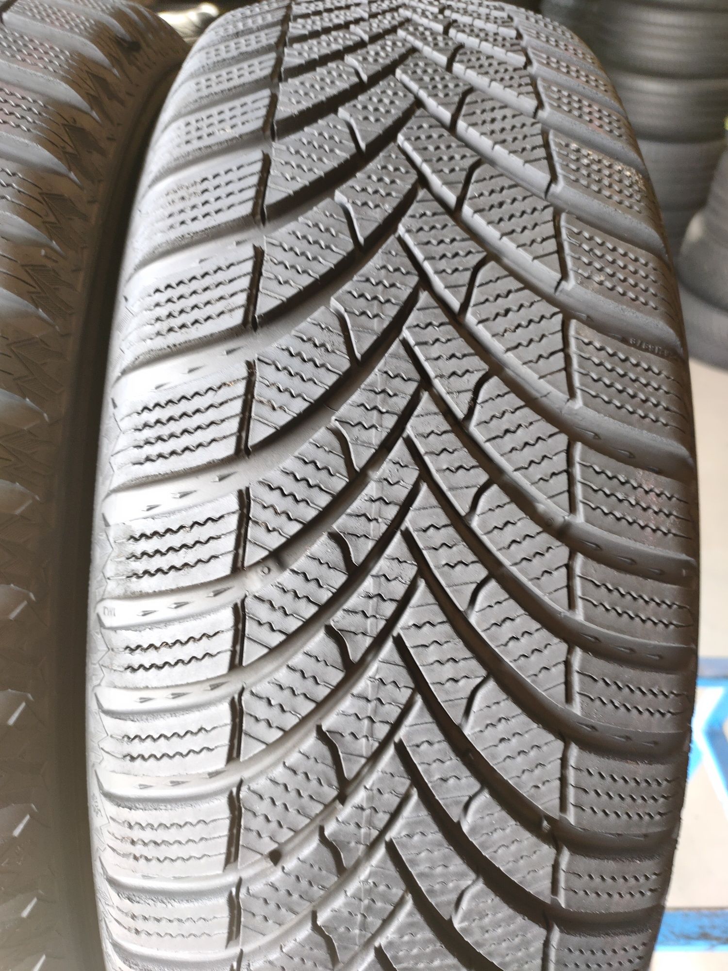 205/60r16 Semperit Speed-Grip 5 z 2021 roku około 7,5mm