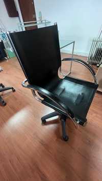 Cadeira de Escritorio em Pele e Aluminio Marca no Assento e no Encosto