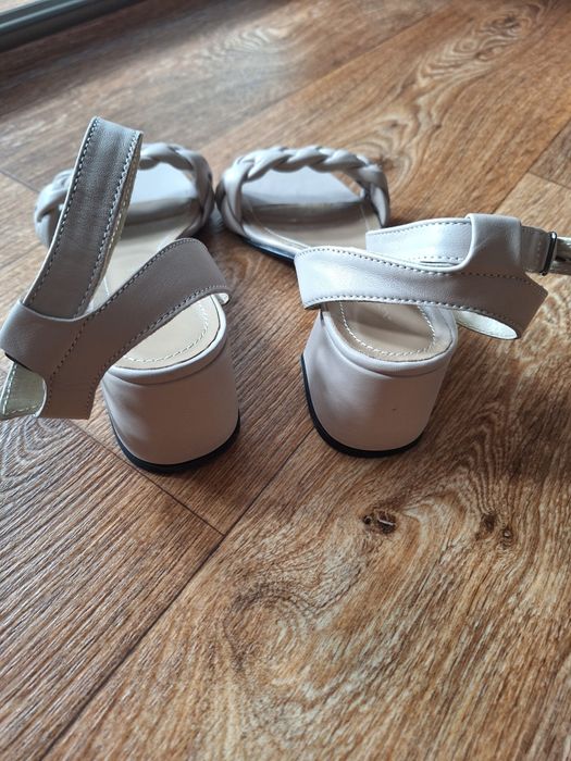 Шкіряні босоніжки мій проліт