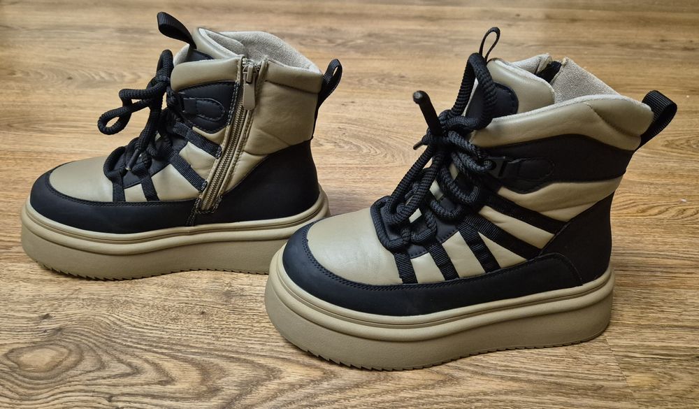 Зимове взуття на дівчину