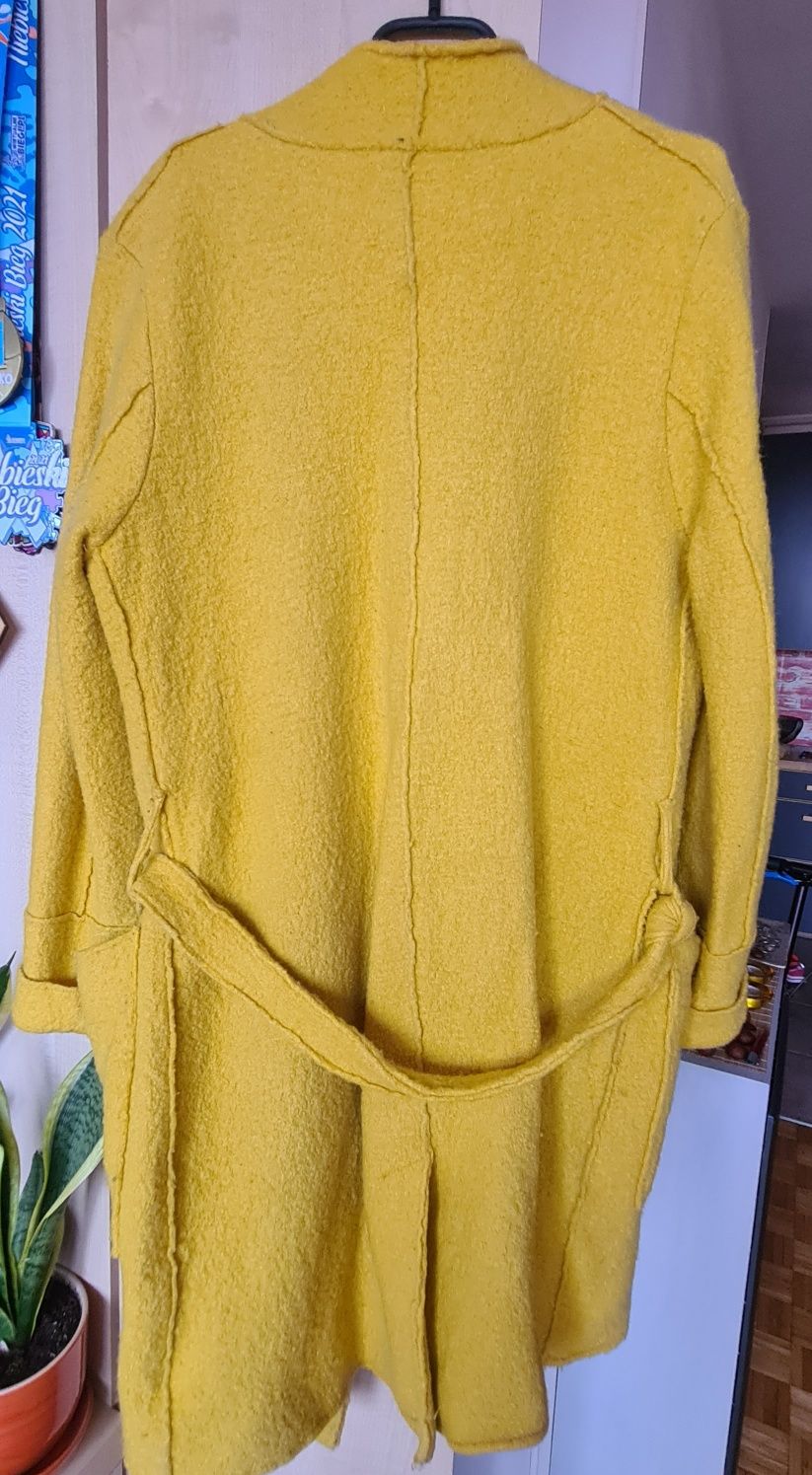 Płaszcz żółty, 50% wełniany i 50% wiskozy. roz. M.