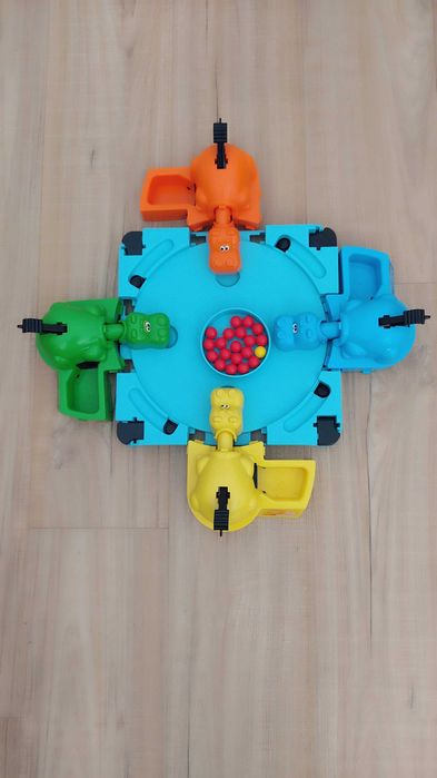 Jogo de Tragabolas com 4 hipópotamos e várias bolas