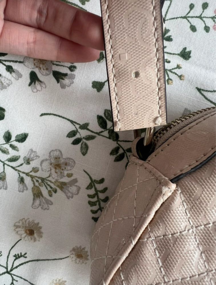 Torebka pikowana kremowa guess crossbody
