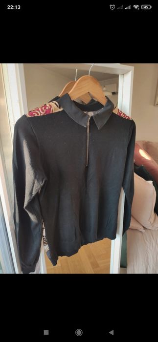 Sweterkowy top z kołnierzykiem z printem panterka złote ornamenty