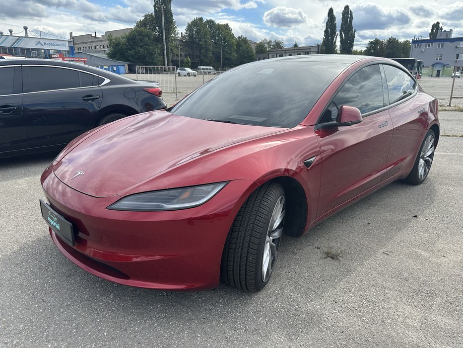 Оренда атомобіля tesla Model 3 Highland
