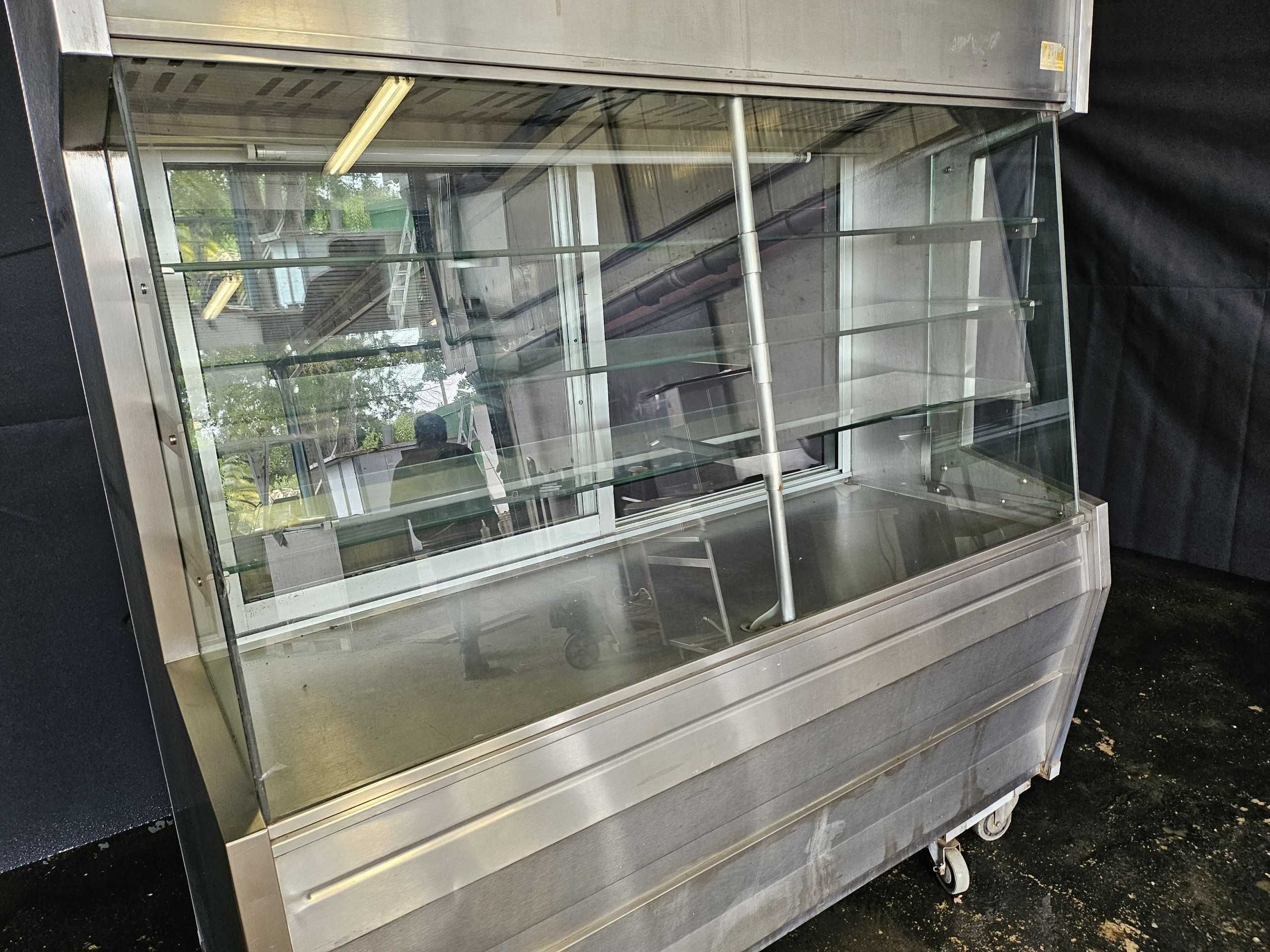 Vitrine vertical para sobremesas e bebidas