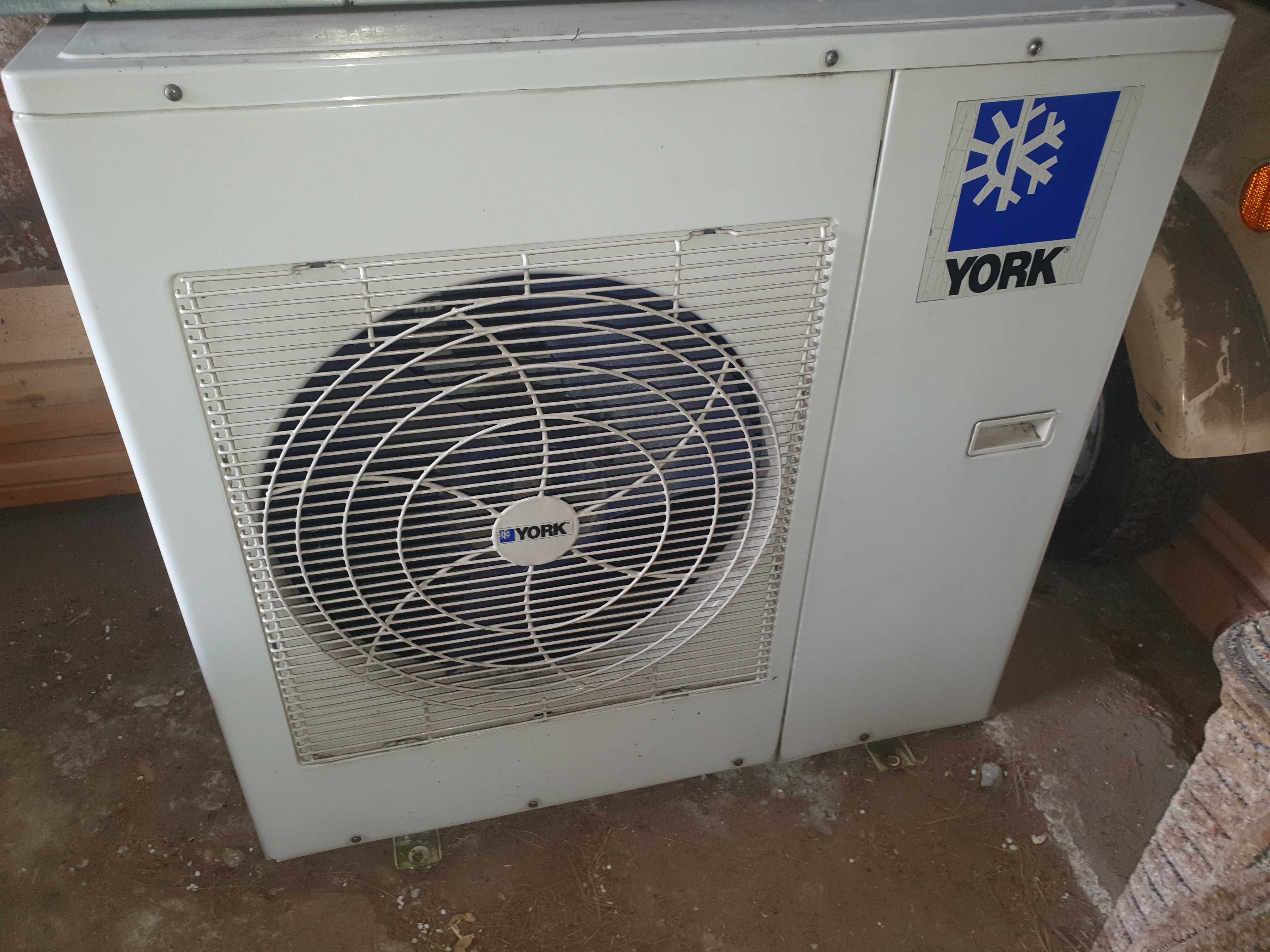 Klimatyzator marki York 7,5 kW (typu podstropowego, konsola))