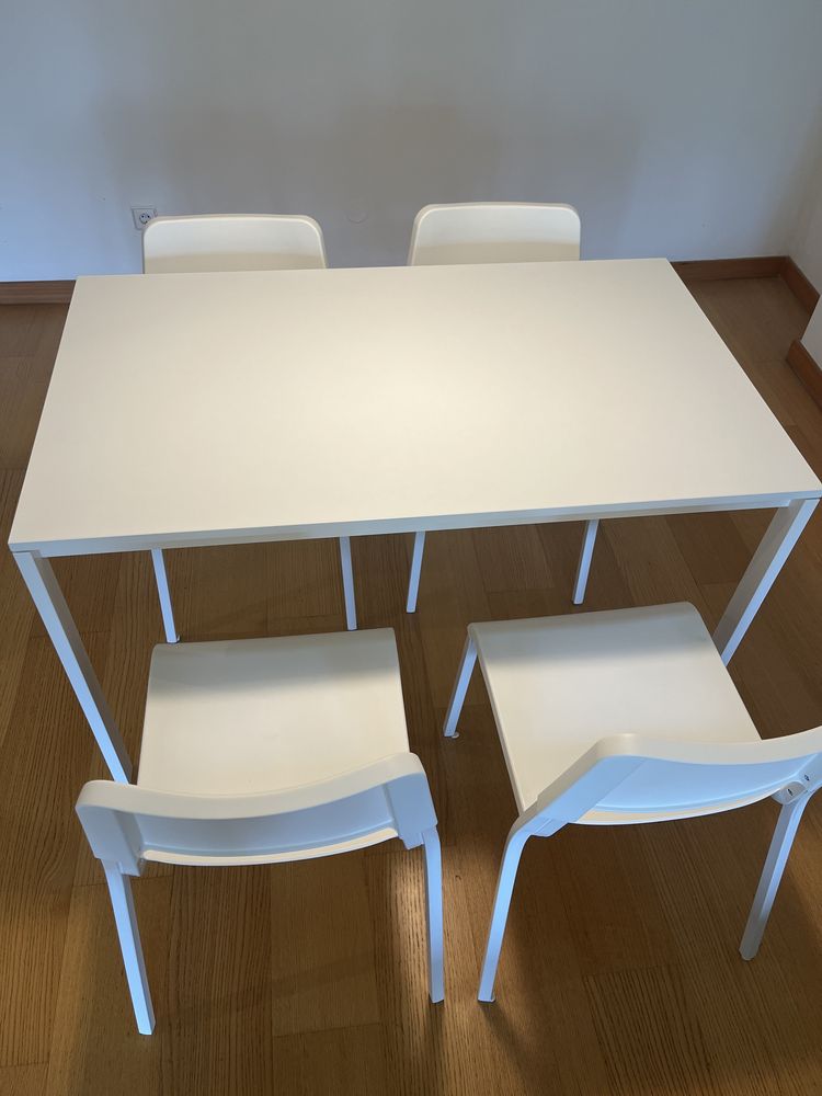 Mesa com cadeiras