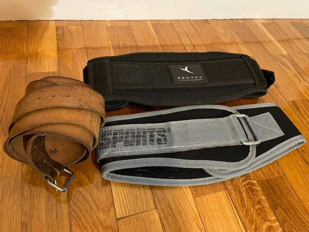 3 Cintos de musculação ( 2 rigorosamente novos)
