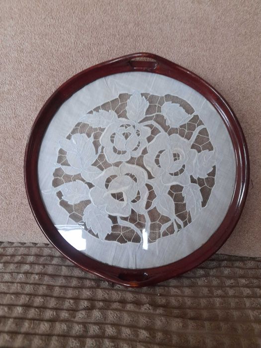 Taca z haftem w róże