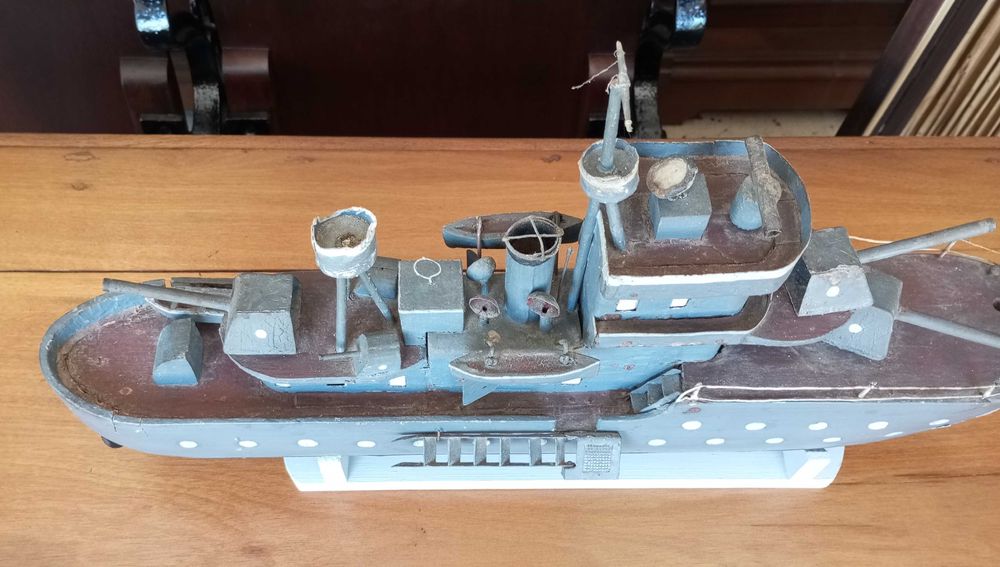 Antigo barco contratorpedeiro Português em madeira