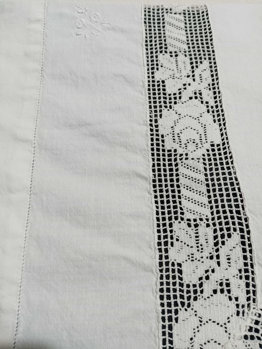 Lençol de cama antigo com renda e bordados