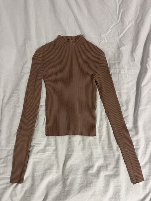 Brązowy półgolf z długim rękawem