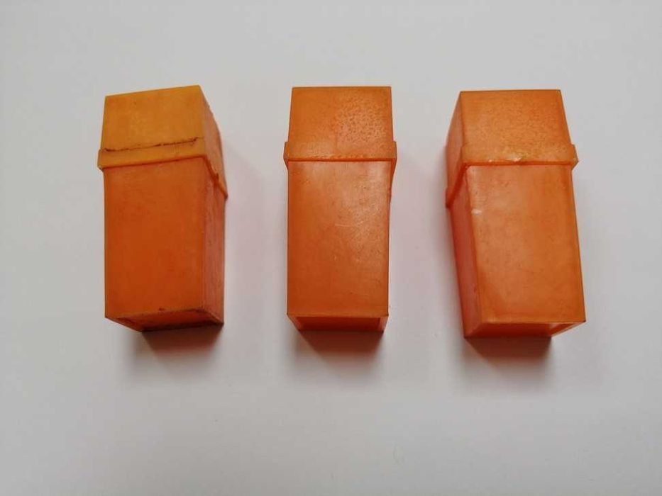 Trzy pojemniczki na przyprawy z okresu PRL. Imbir Cynamon Goździki.