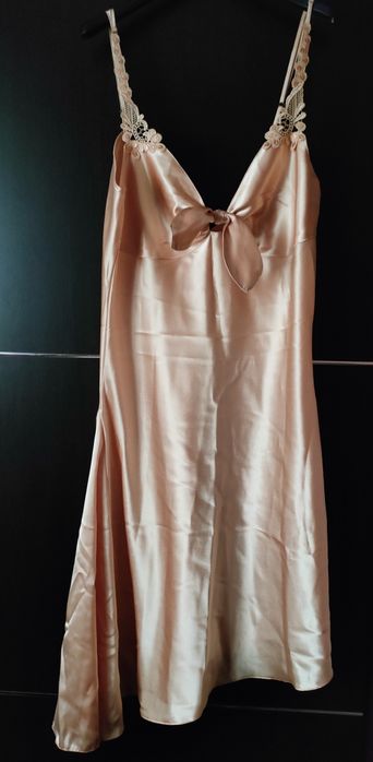 Sprzedam prześliczna atłasowa koszule nocna w kolorze ciepłego beżu