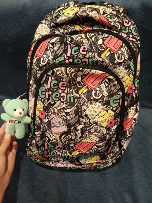 Портфель новий з м'якою іграшкою зручний має малі та великі кішені.