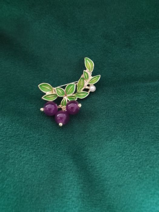 Broszka gałązka owoce jagody