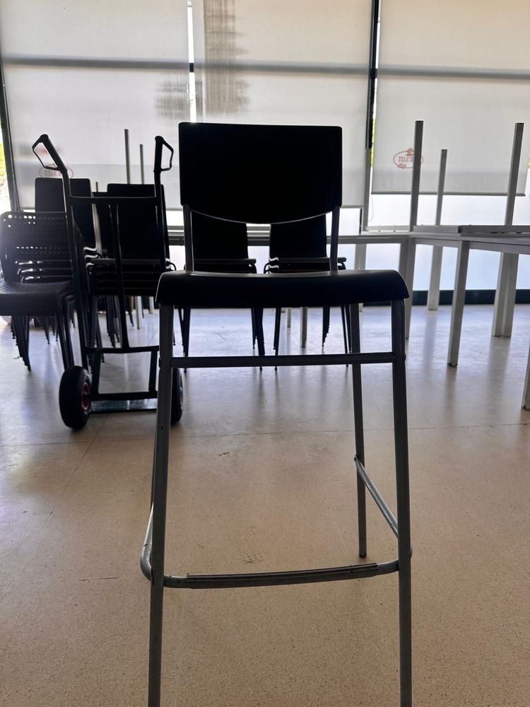 Bancos altos com encosto preto 63 cm de altura