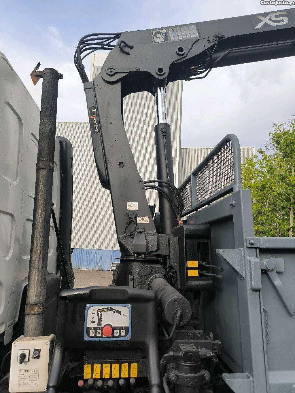Camião DAF tribasculante com grua HIAB 122xs
