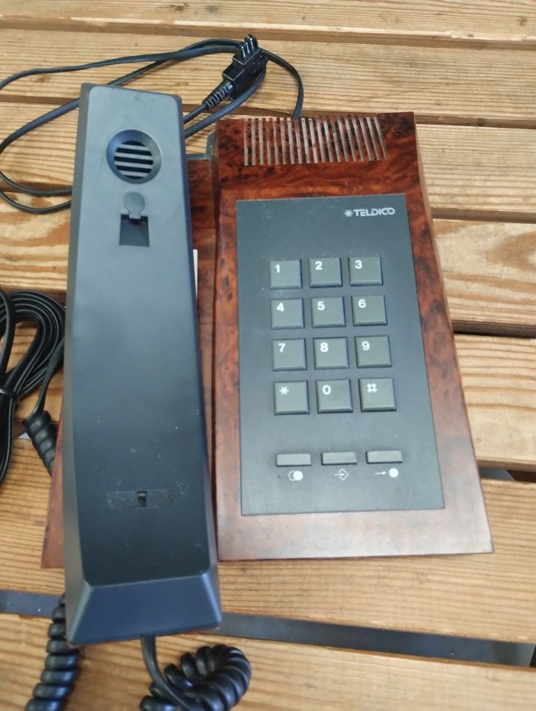 Stary telefon stacjonarny