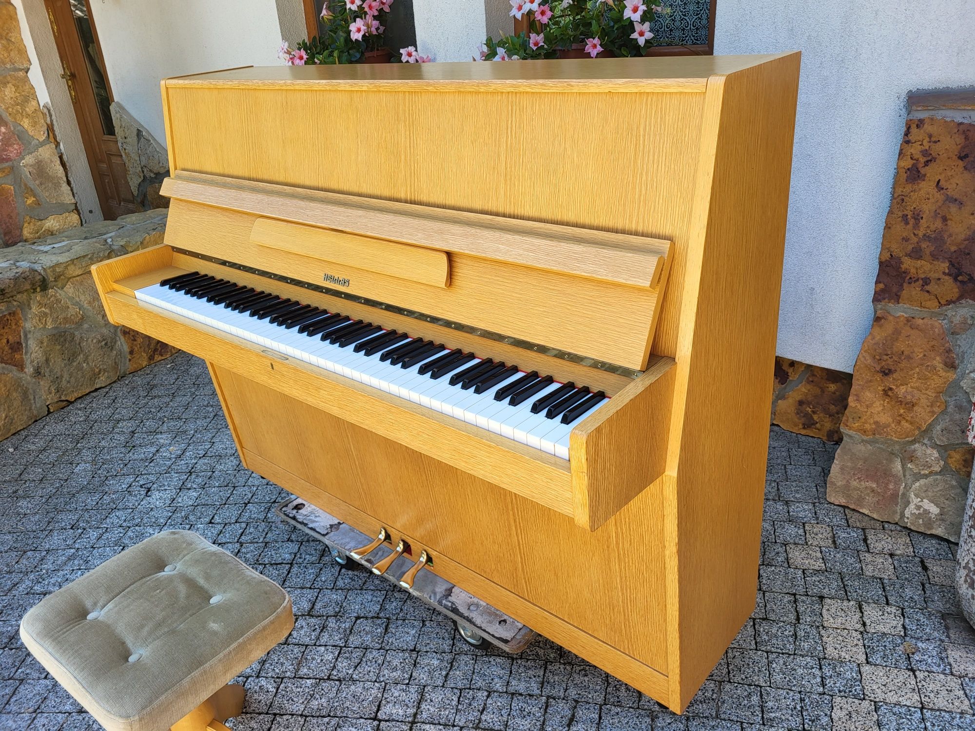 Pianino Hellas M110 renner w jasnym dębie na gotowo