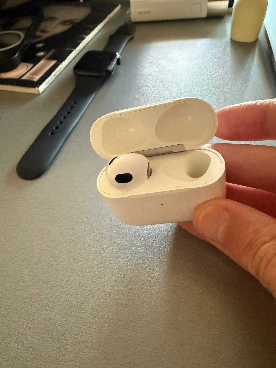 Apple airpods 3, кейс и левый наушник