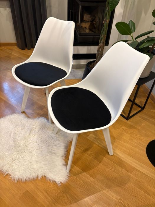 Zestaw 2 krzeseł skandynawskich – welurowe siedziska, stan idealny