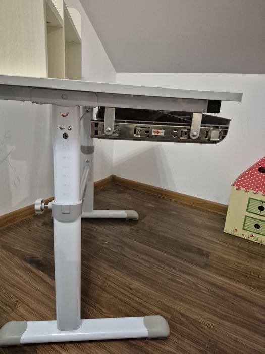 Biurko dzieciece i krzesło obrotowe