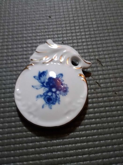 Caixa pequena em porcelana portuguesa