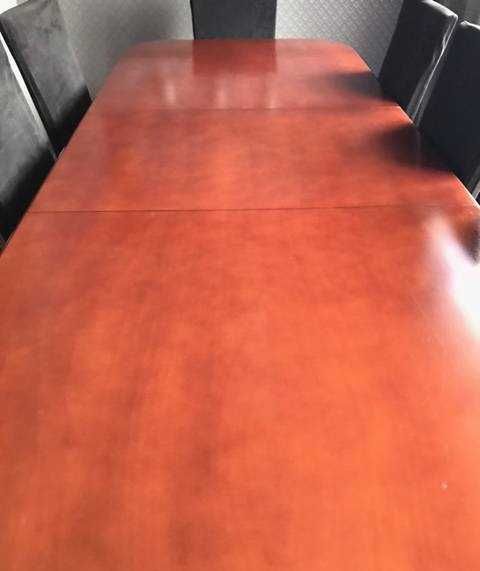 Sprzedam stół do salonu w komplecie z krzesłami i czarnymi pokrowcami