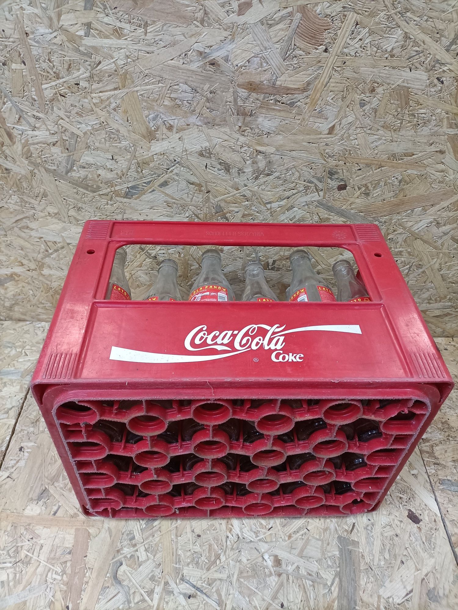 Skrzynka z butelkami coca cola z 98 roku